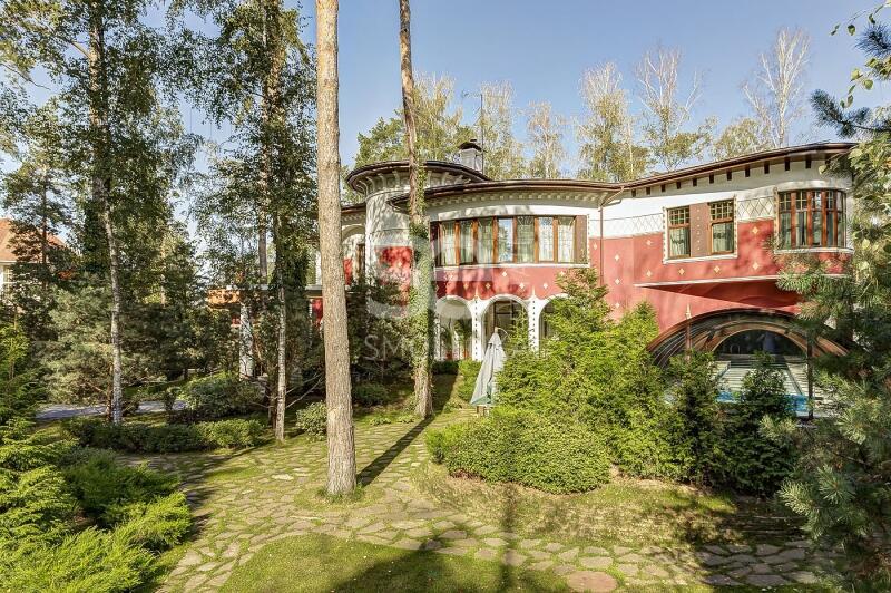 3-этажный коттедж 1 100 м² с отделкой