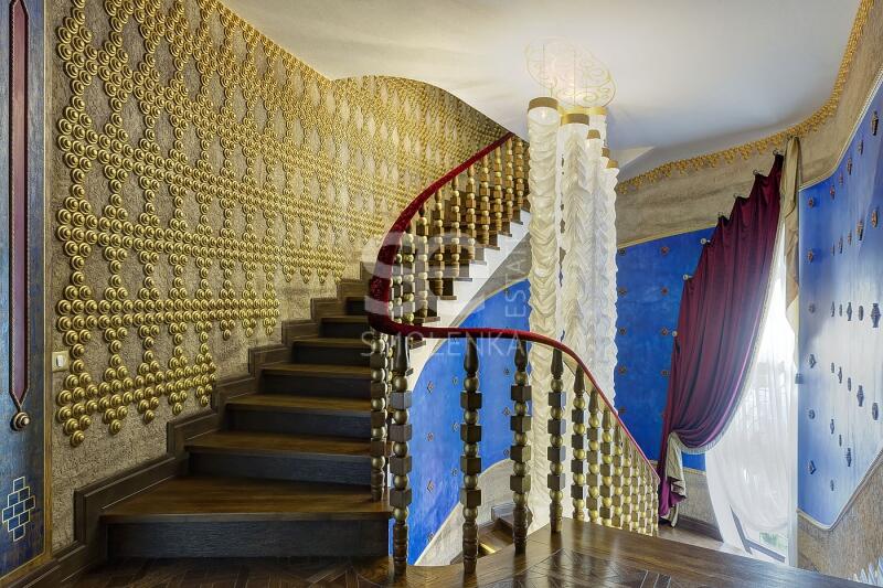 3-этажный коттедж 1 100 м² с отделкой