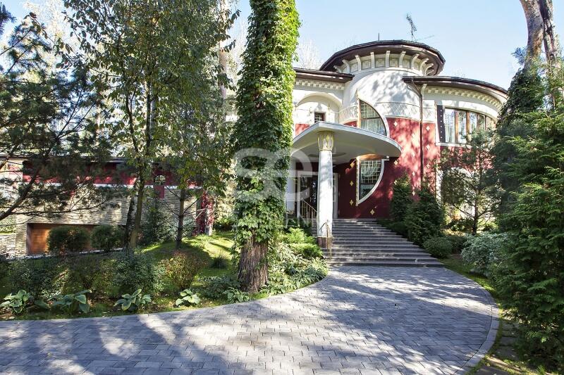 3-этажный коттедж 1 100 м² с отделкой