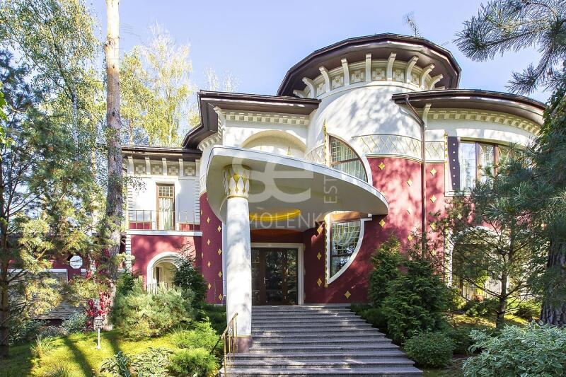 3-этажный коттедж 1 100 м² с отделкой