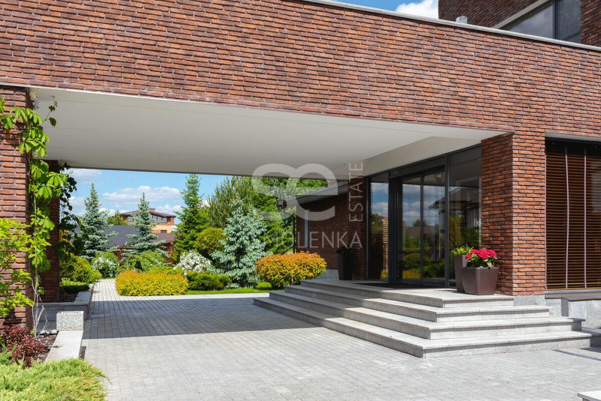 2-этажный коттедж 850 м² с отделкой