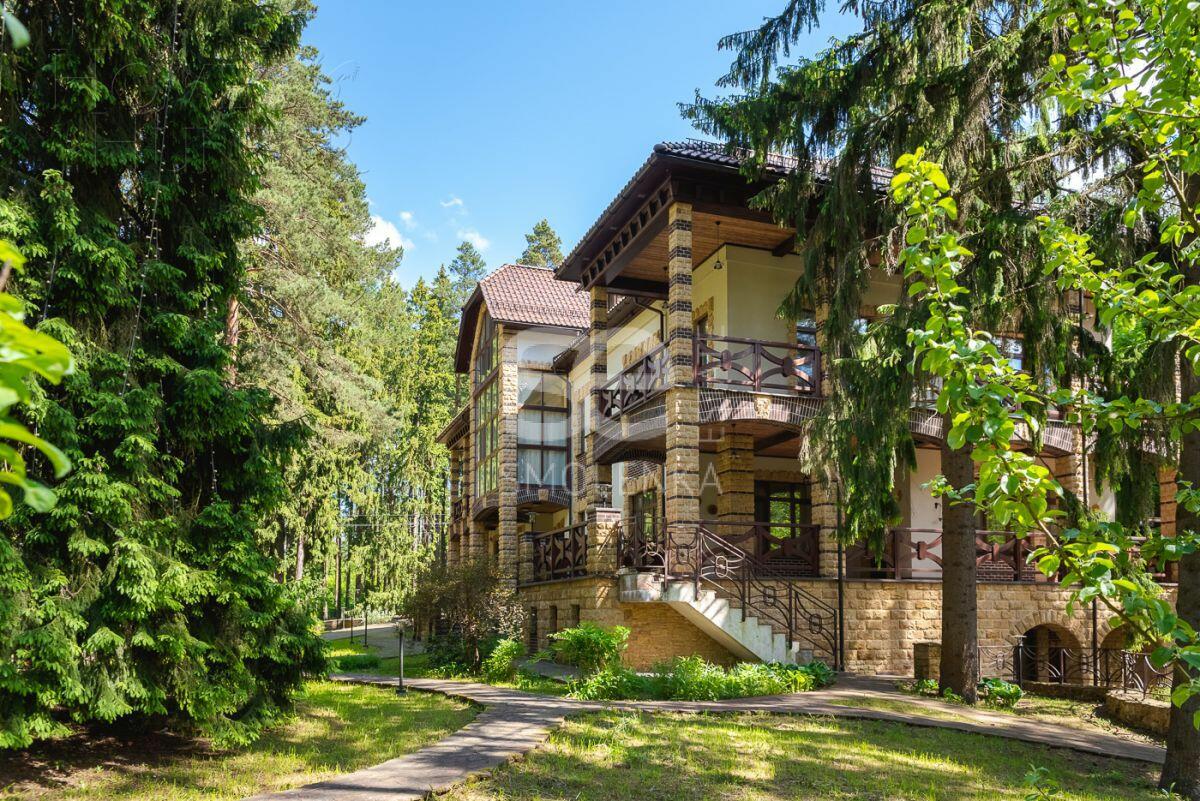 3-этажный коттедж 980 м² с отделкой