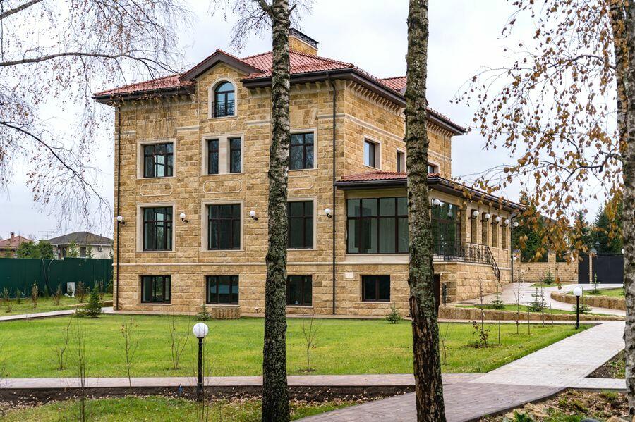 2-этажный коттедж 2 800 м² без отделки