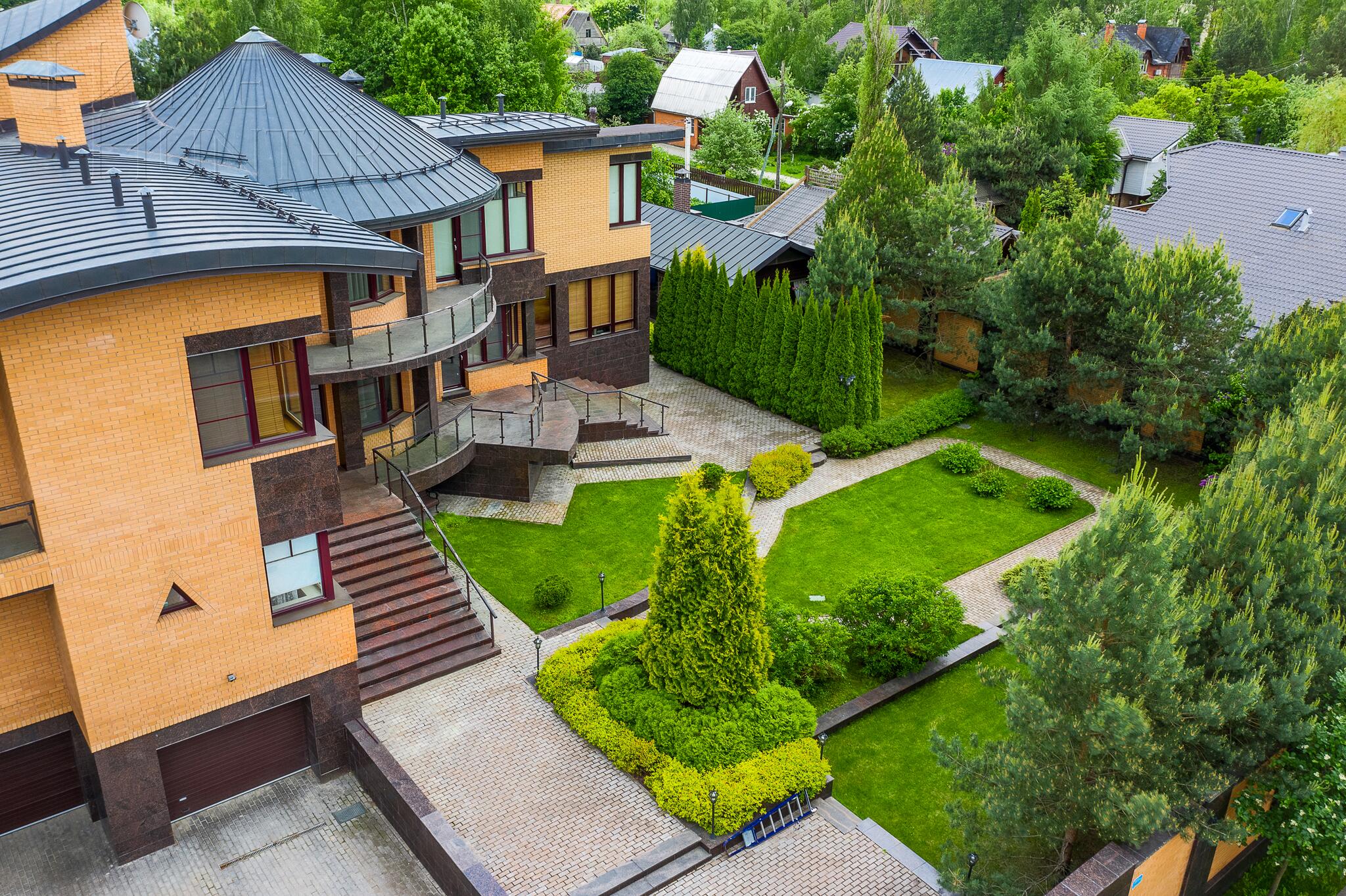 2-этажный коттедж 624 м² с отделкой