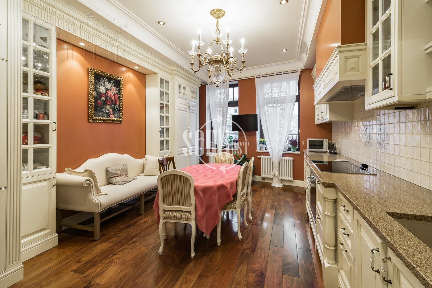 5-КОМН. КВАРТИРА С ОТДЕЛКОЙ 240 М² НА 3 ЭТАЖЕ