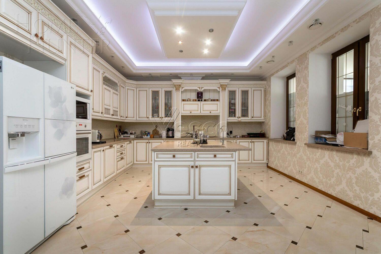 2-этажный коттедж 1 000 м² с отделкой