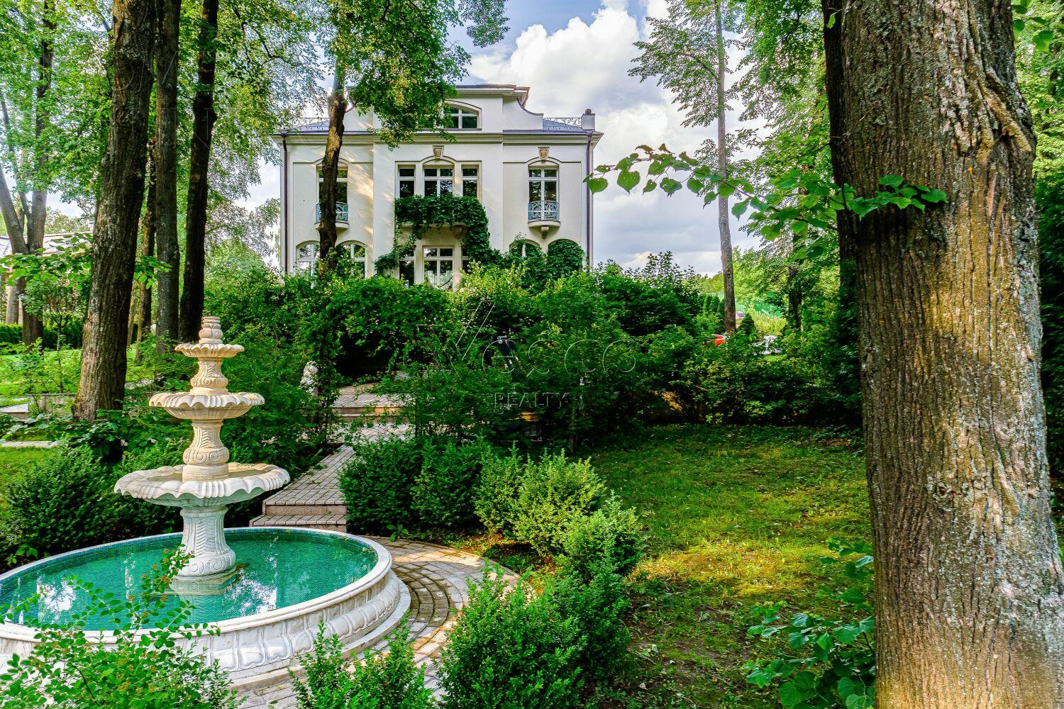 2-этажный коттедж 640 м² с отделкой