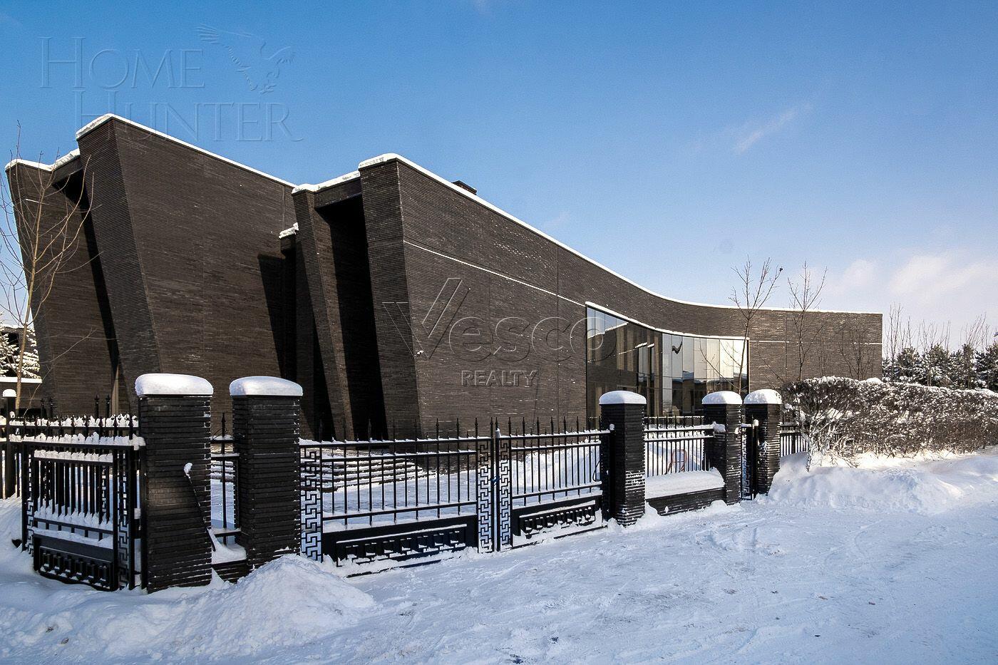 3-этажный коттедж 2 600 м² с отделкой