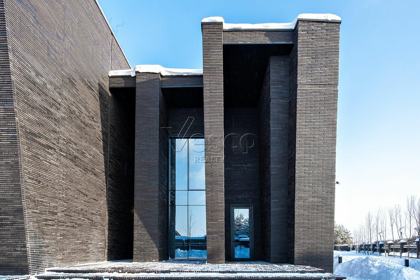 3-этажный коттедж 2 600 м² с отделкой