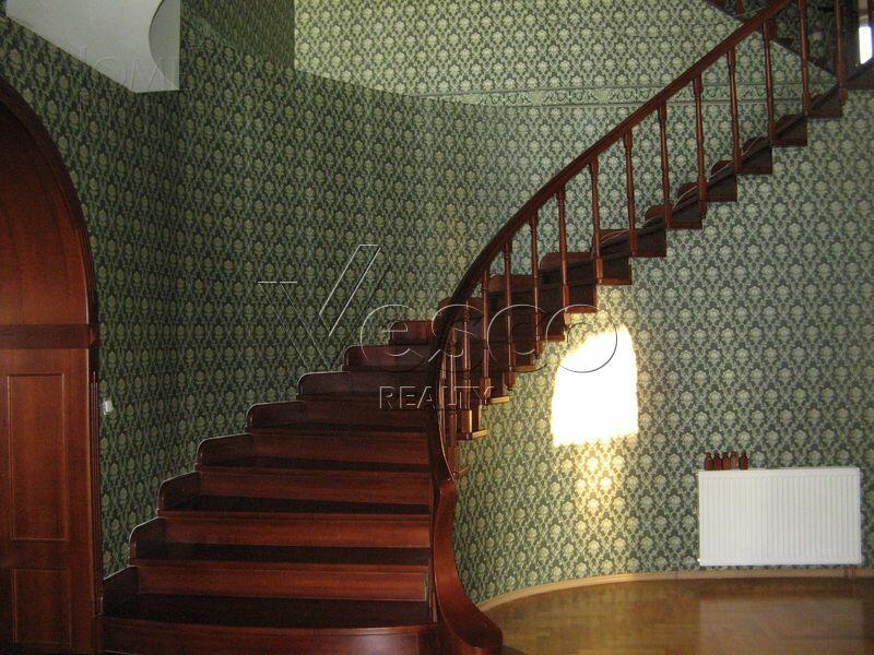 3-этажный коттедж 1 200 м² с отделкой