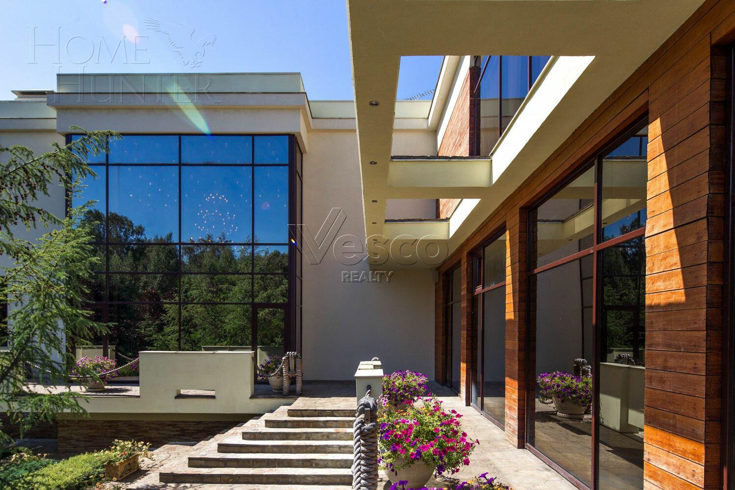 2-этажный коттедж 1 200 м² с отделкой