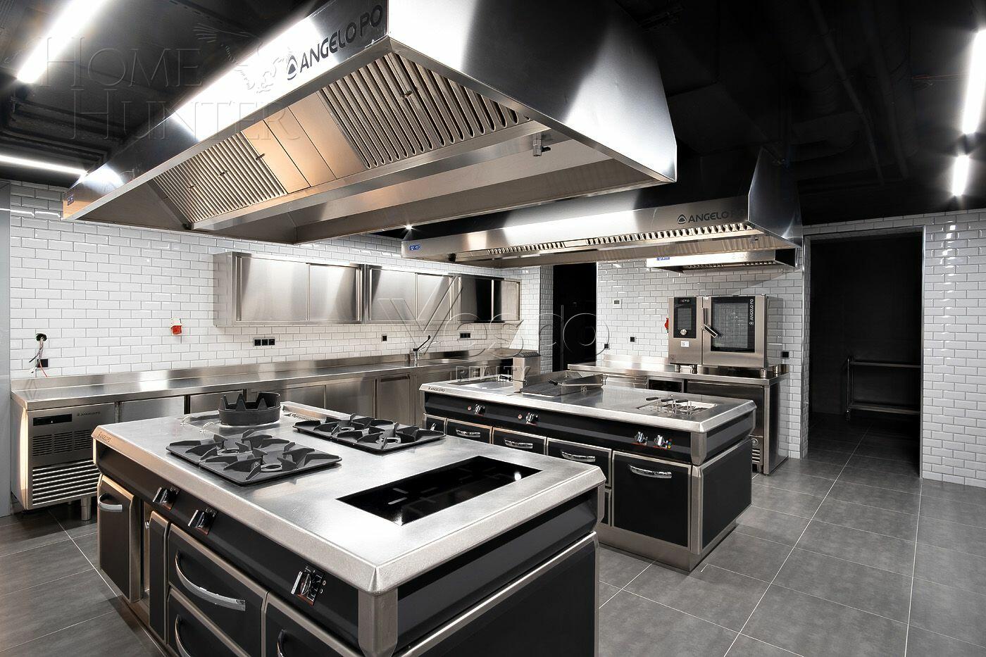 3-этажный коттедж 2 600 м² с отделкой