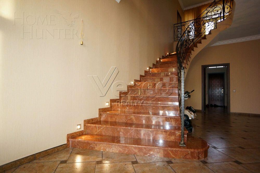 2-этажный коттедж 650 м² с отделкой