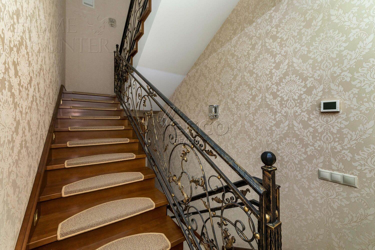 2-этажный коттедж 1 000 м² с отделкой