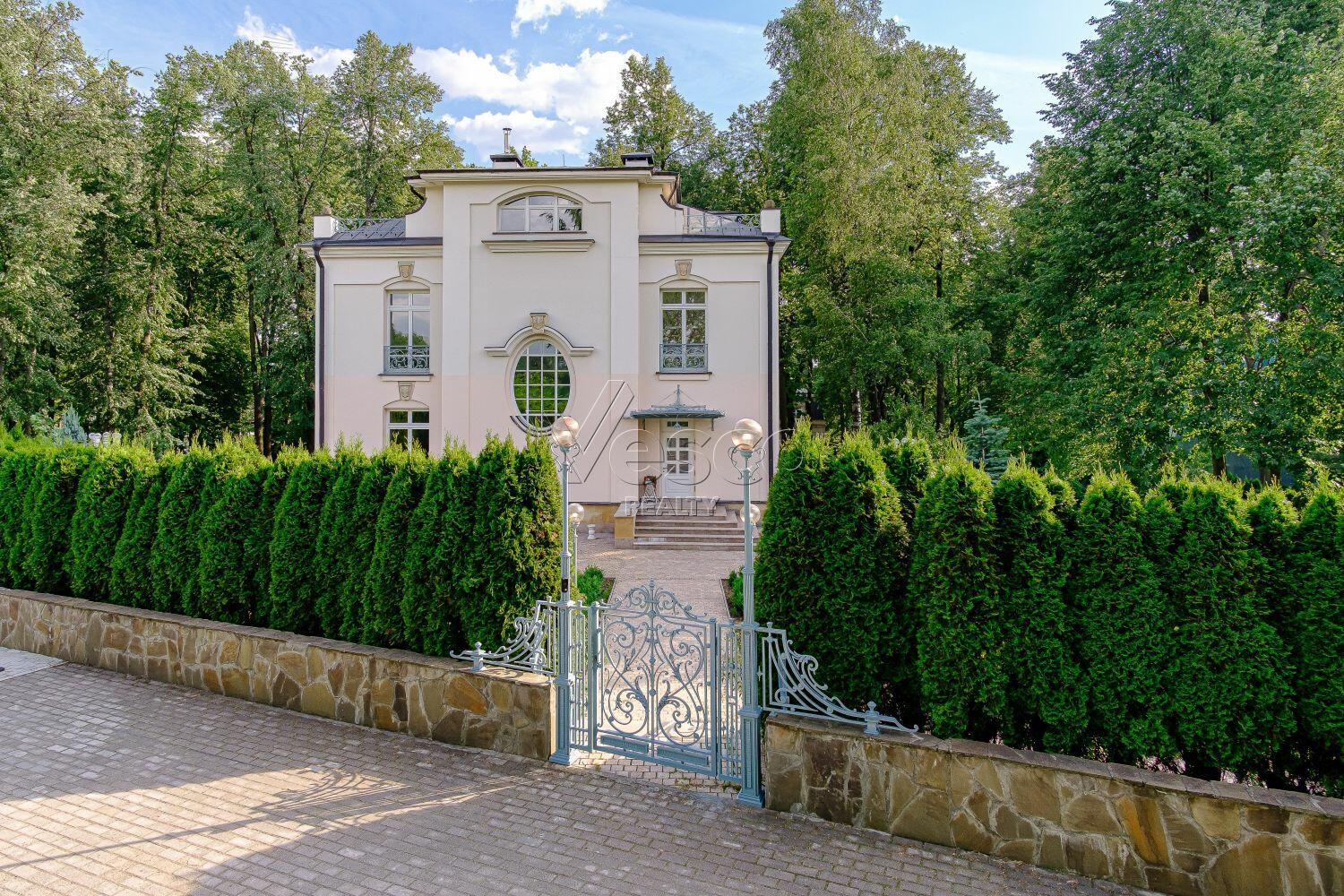 2-этажный коттедж 640 м² с отделкой