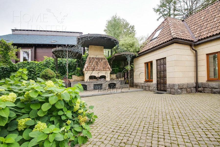 3-этажный коттедж 1 200 м² без отделки