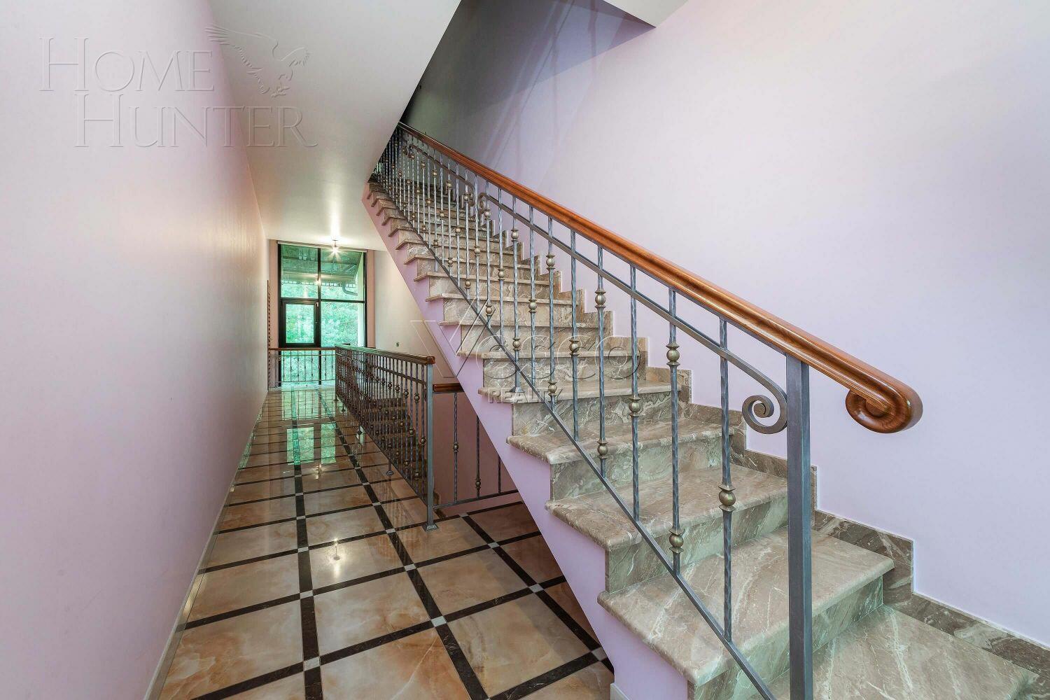 3-этажный таунхаус 350 м² с отделкой