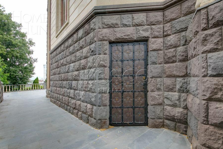 3-этажный коттедж 1 200 м² без отделки