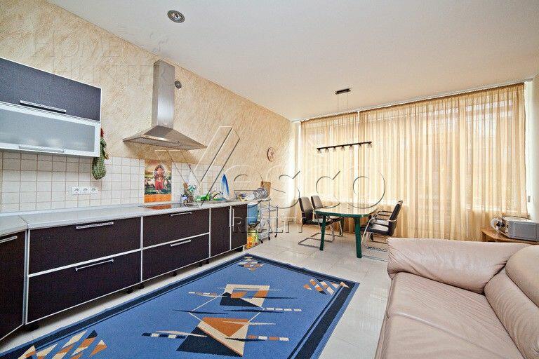 3-этажный таунхаус 450 м² с отделкой