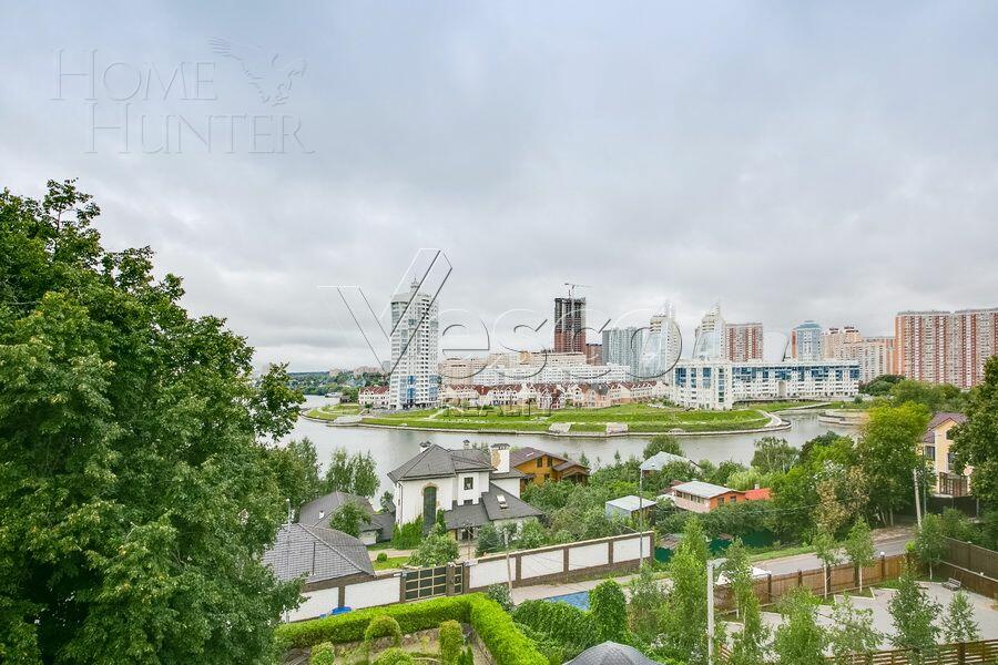 3-этажный коттедж 1 200 м² без отделки