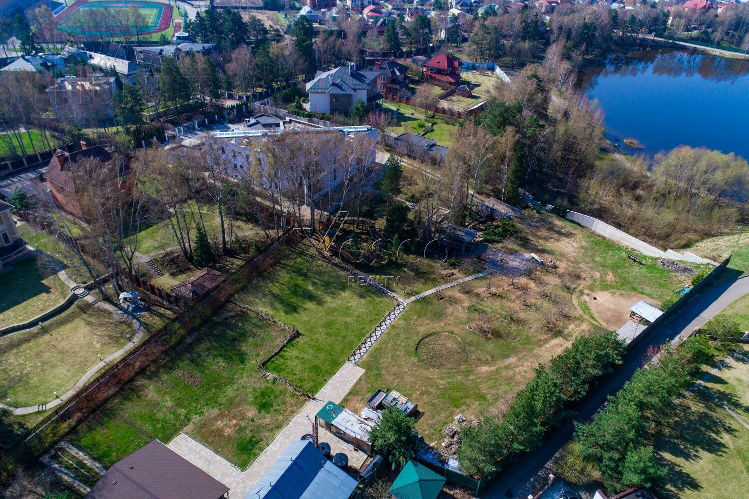 3-этажный коттедж 2 400 м² с отделкой