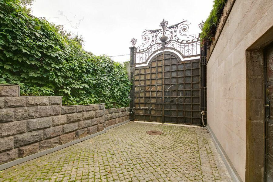 3-этажный коттедж 1 200 м² без отделки