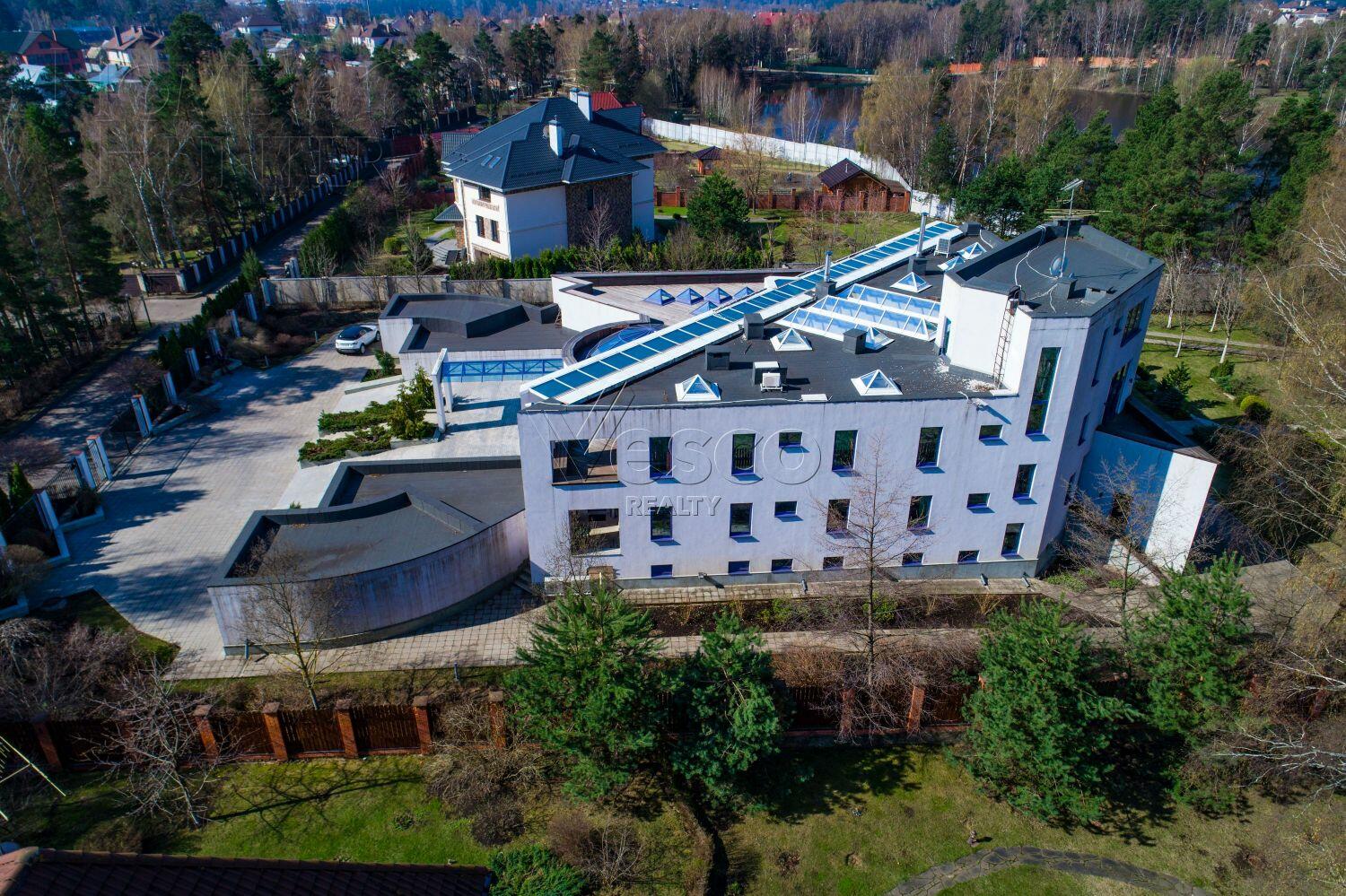 3-этажный коттедж 2 400 м² с отделкой