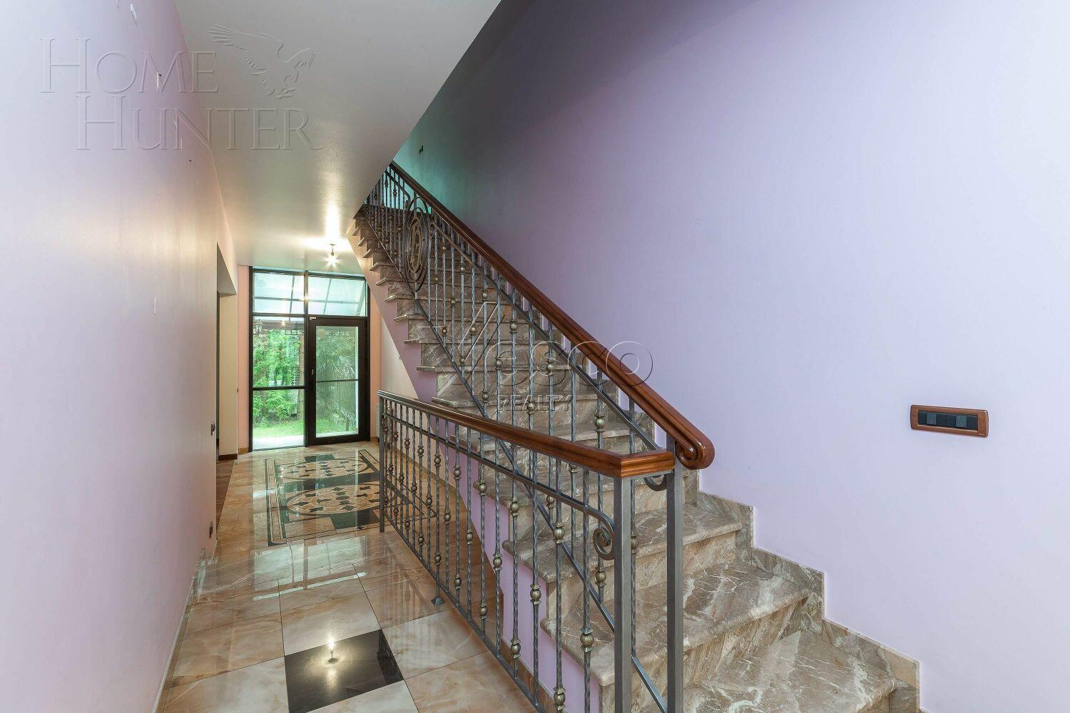 3-этажный таунхаус 350 м² с отделкой