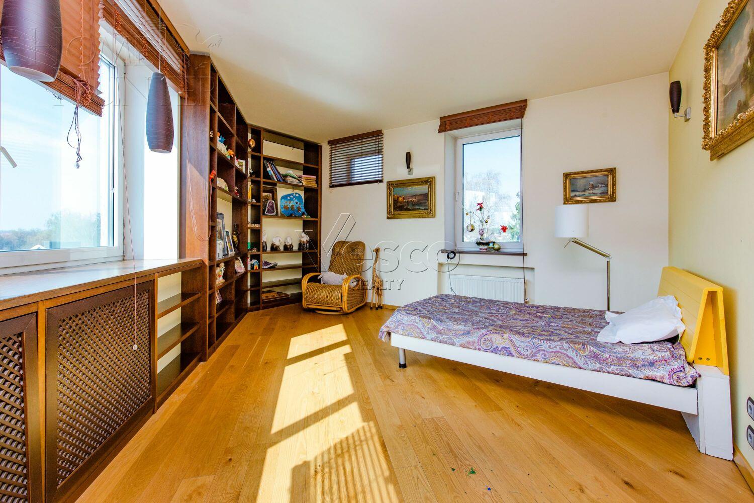 3-этажный коттедж 2 400 м² с отделкой