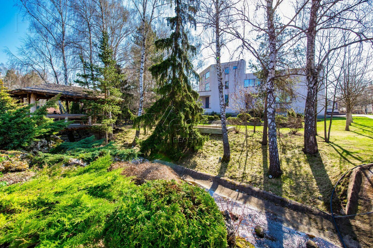 3-этажный коттедж 2 400 м² с отделкой