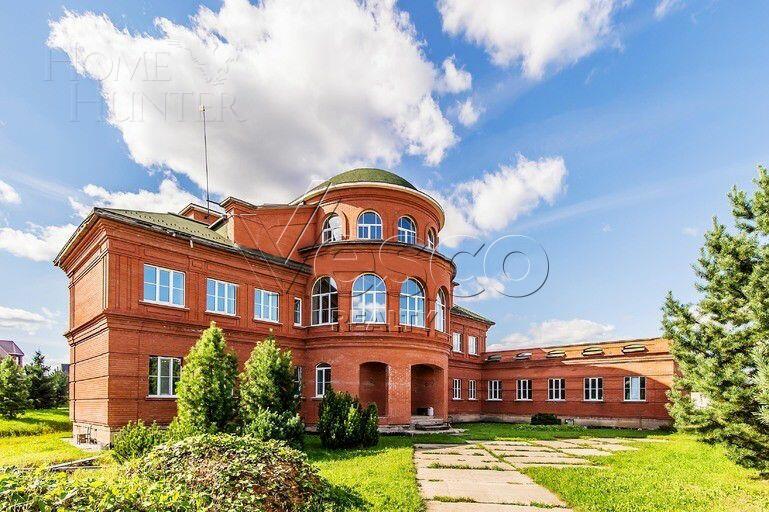 3-этажный коттедж 2 700 м² без отделки