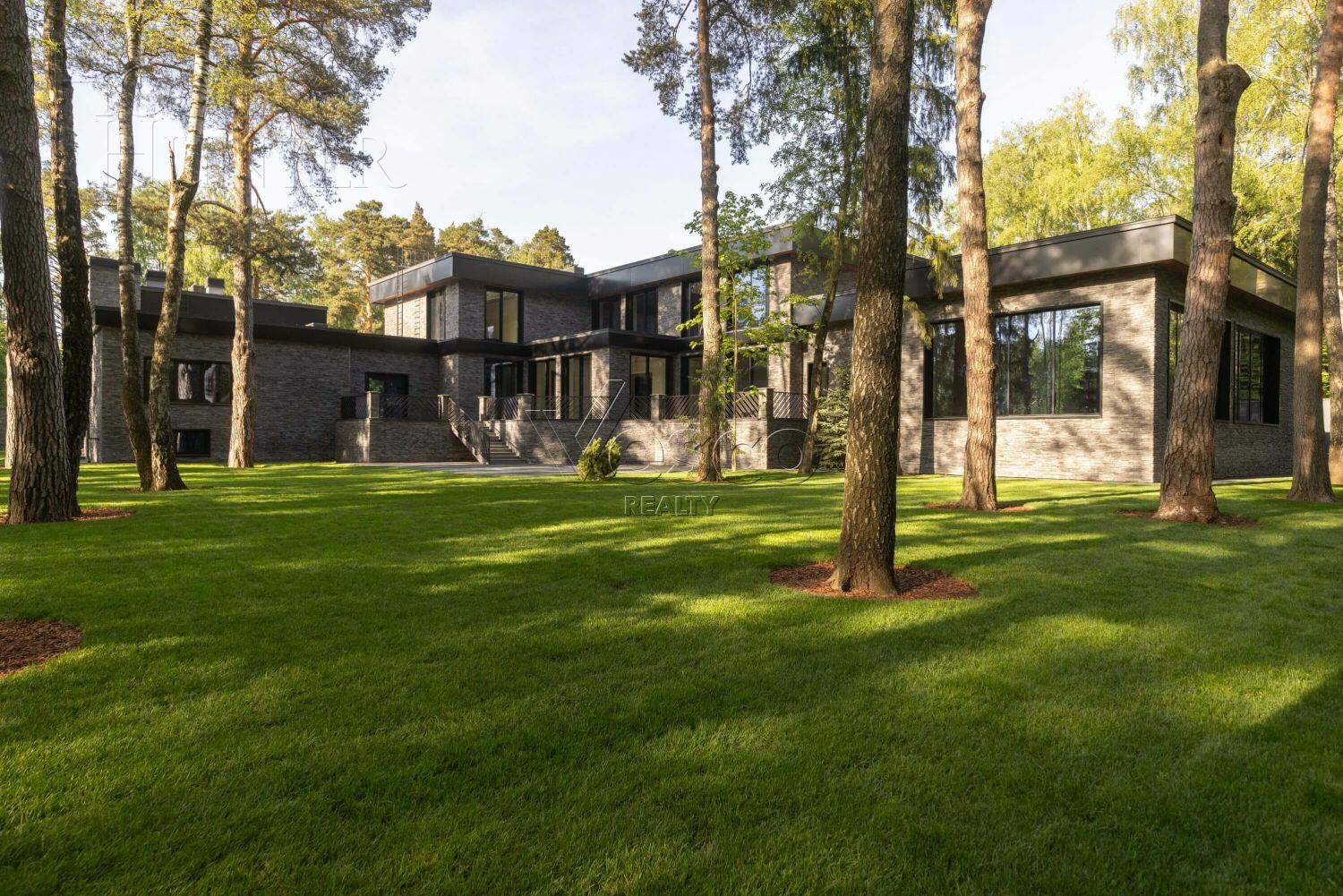 2-этажный коттедж 1 700 м² без отделки