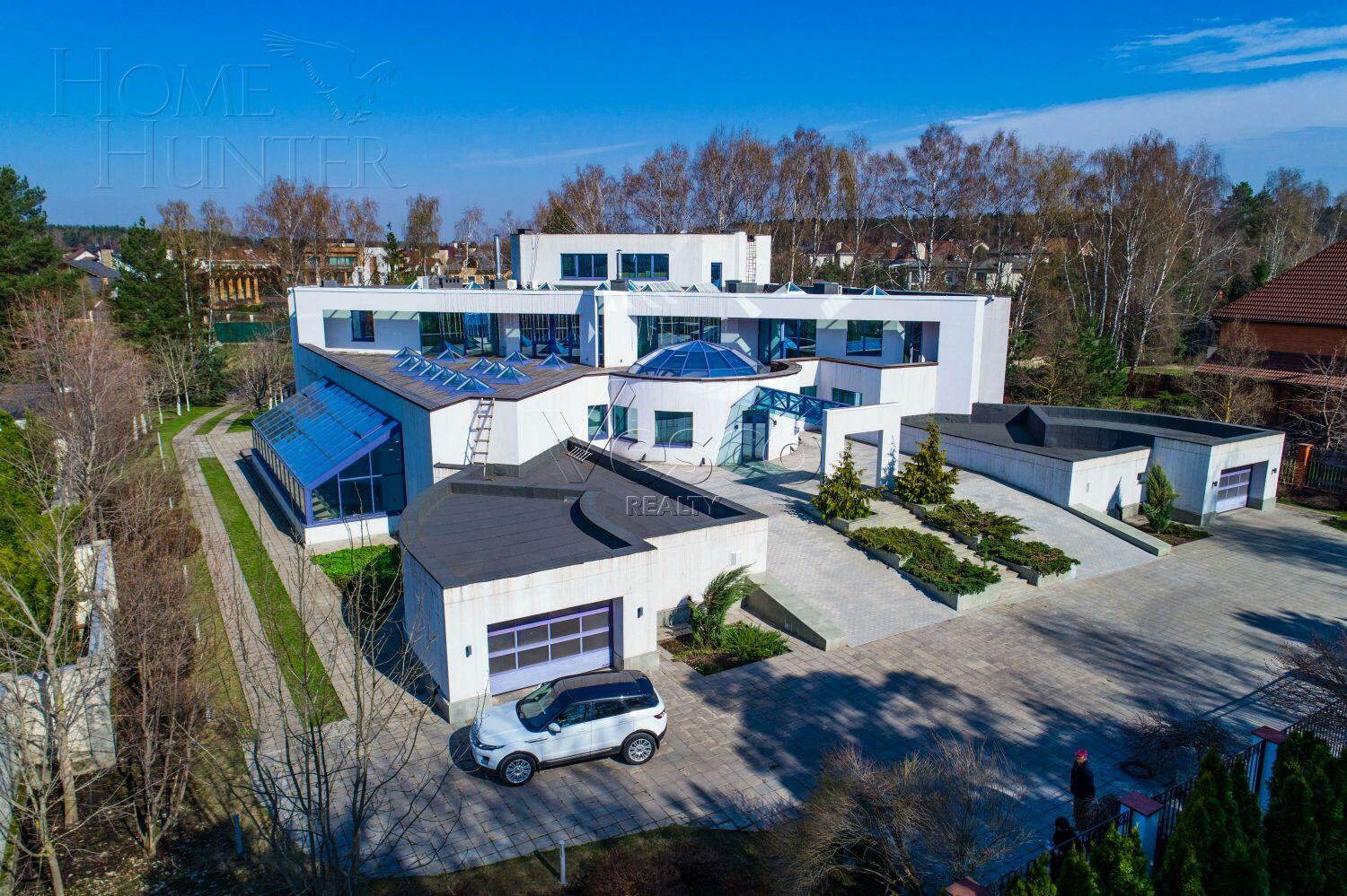 3-этажный коттедж 2 400 м² с отделкой