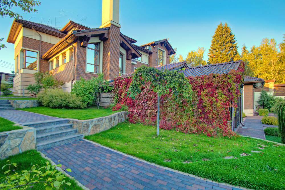 2-этажный коттедж 1 300 м² с отделкой