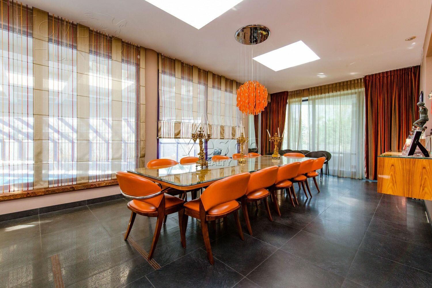 3-этажный коттедж 2 400 м² с отделкой