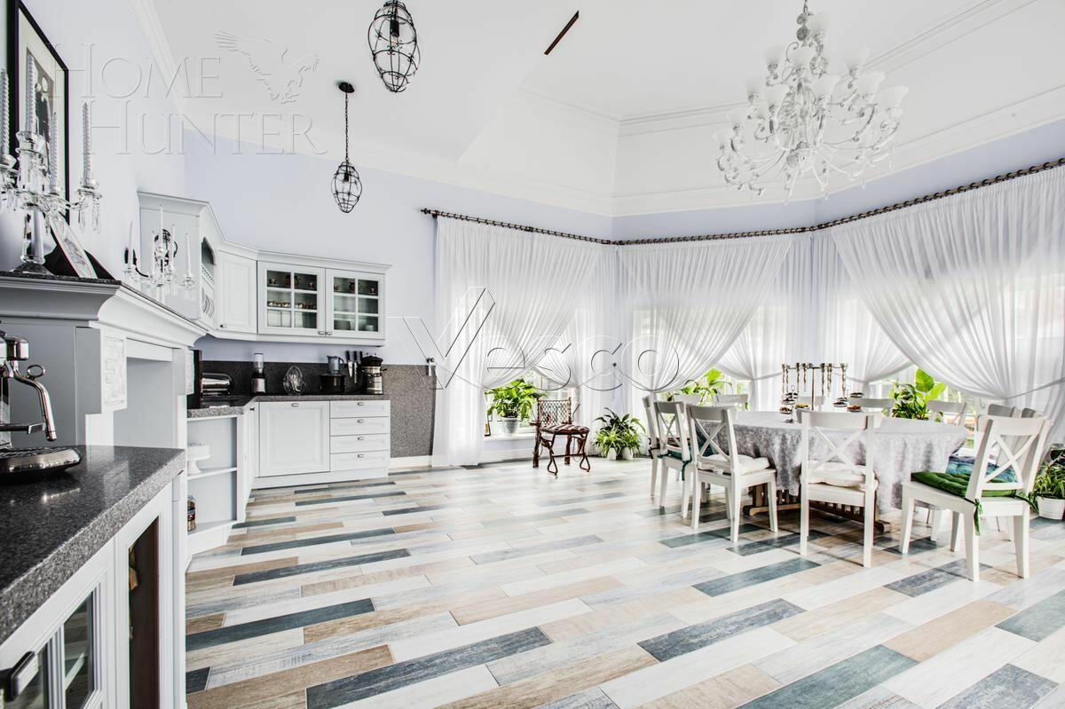 3-этажный коттедж 550 м² с отделкой