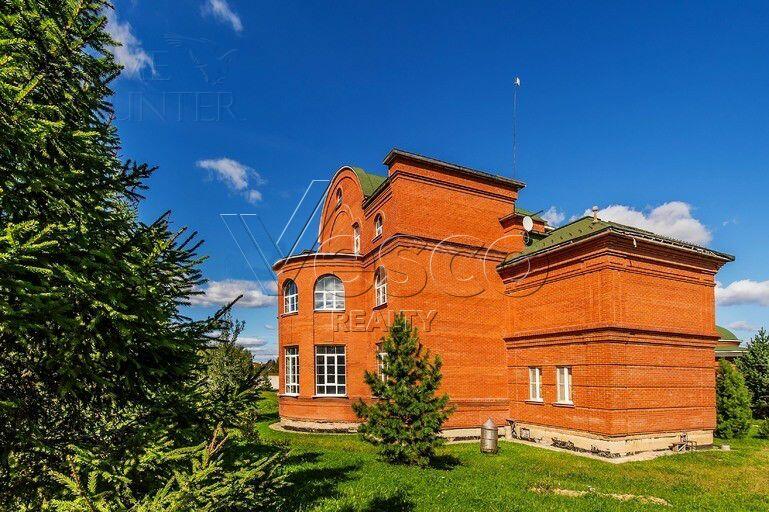 3-этажный коттедж 2 700 м² без отделки