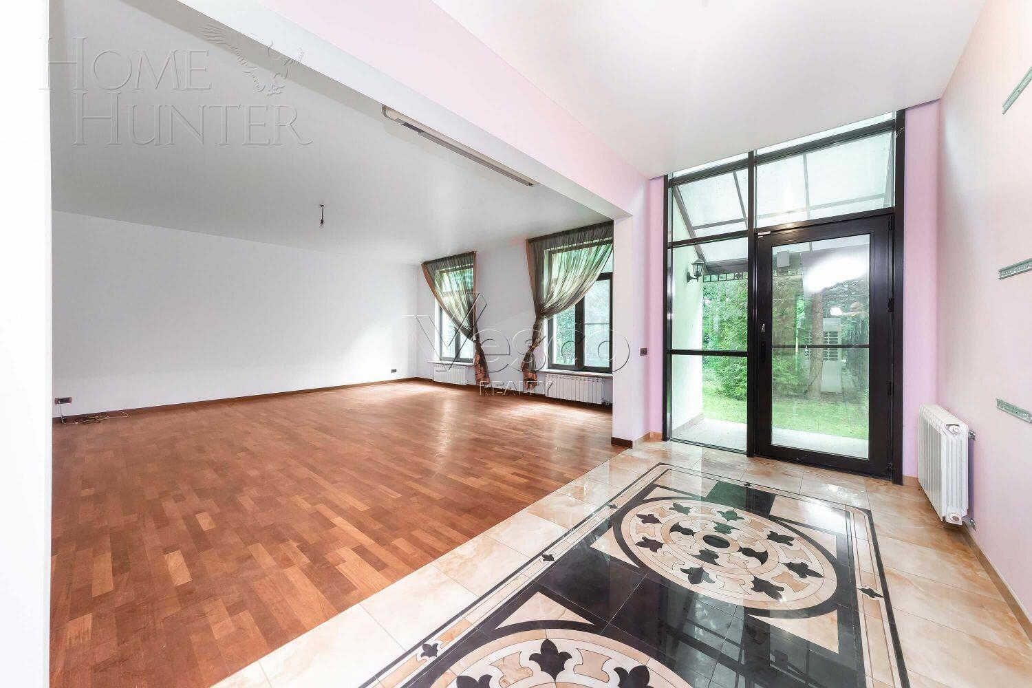 3-этажный таунхаус 350 м² с отделкой