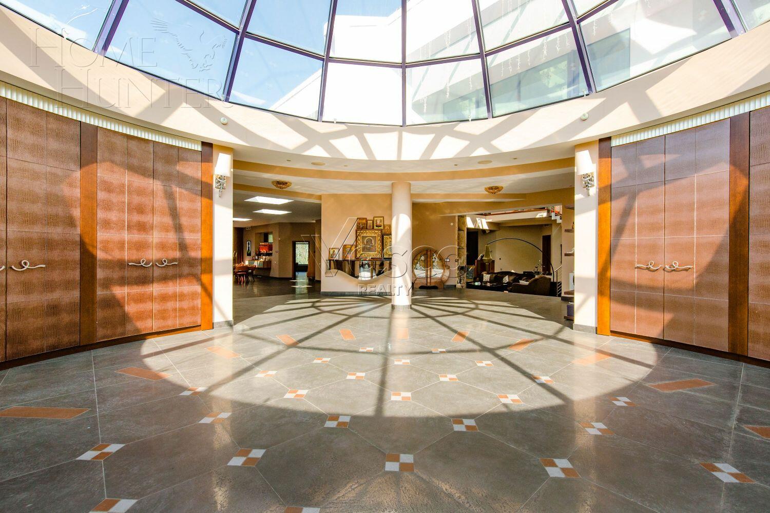 3-этажный коттедж 2 400 м² с отделкой