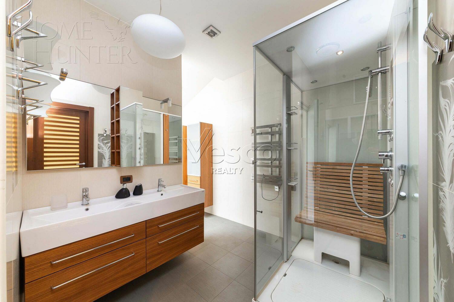 3-этажный таунхаус 350 м² с отделкой