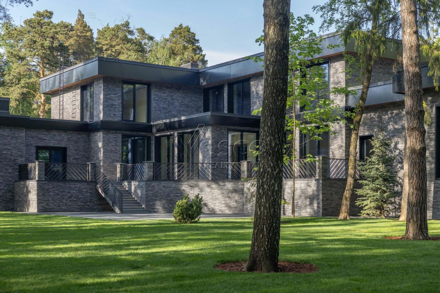 2-этажный коттедж 1 700 м² без отделки