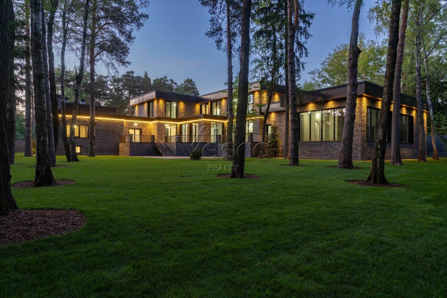 2-этажный коттедж 1 700 м² без отделки