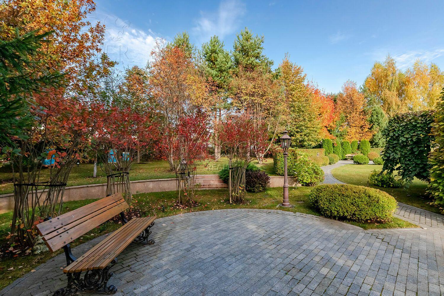 3-этажный коттедж 1 800 м² с отделкой