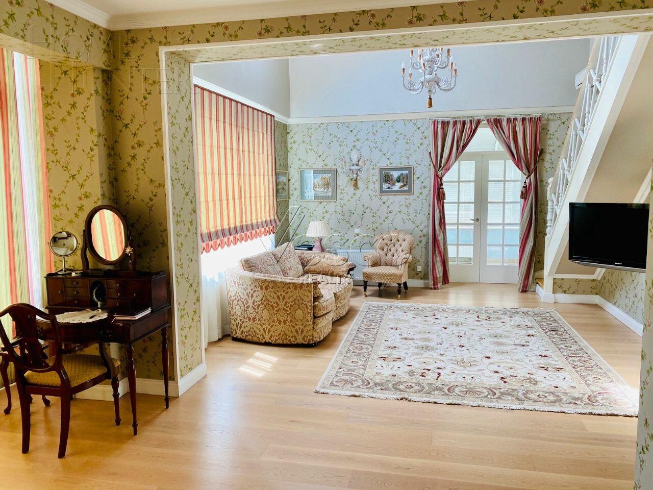 3-этажный таунхаус 500 м² с отделкой