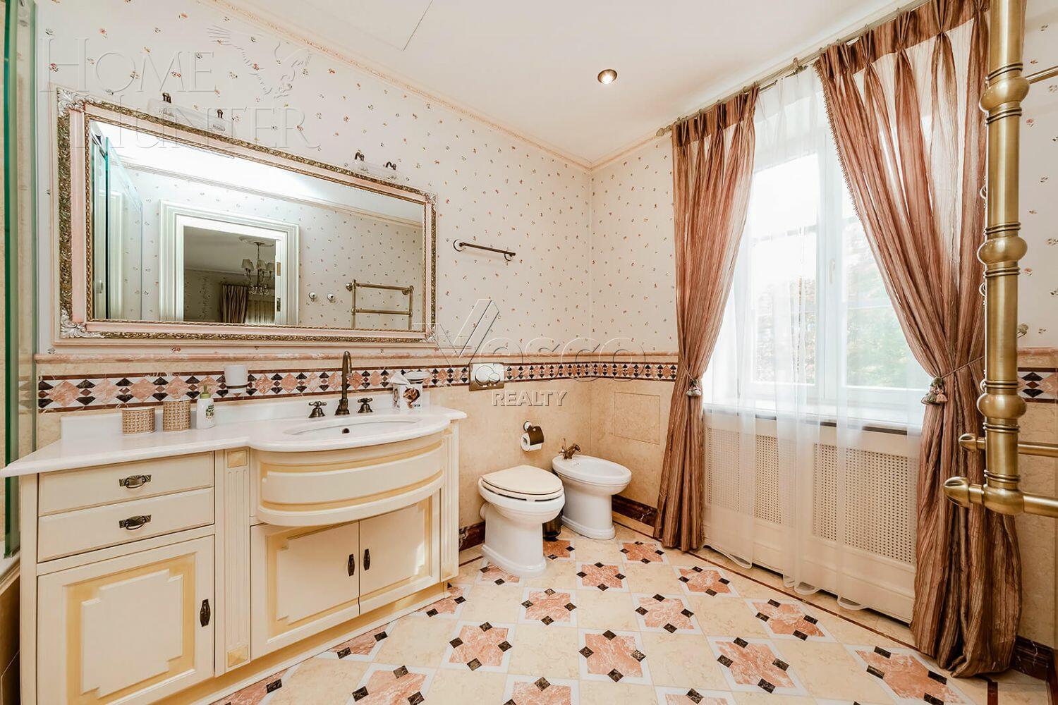 3-этажный коттедж 1 800 м² с отделкой