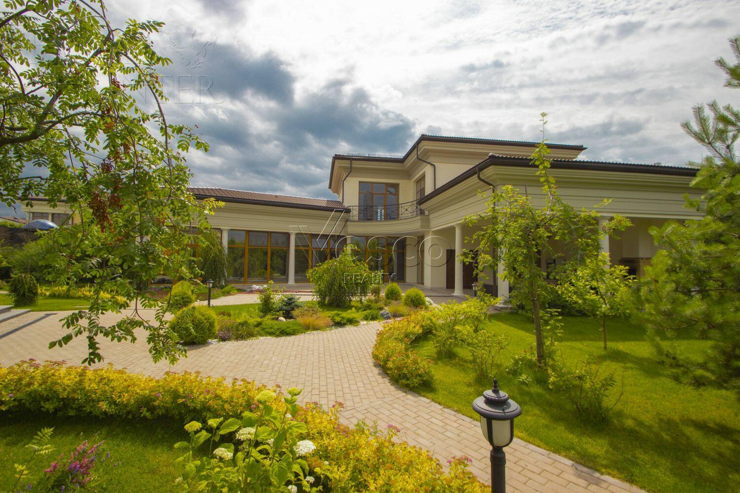 2-этажный коттедж 1 250 м² с отделкой