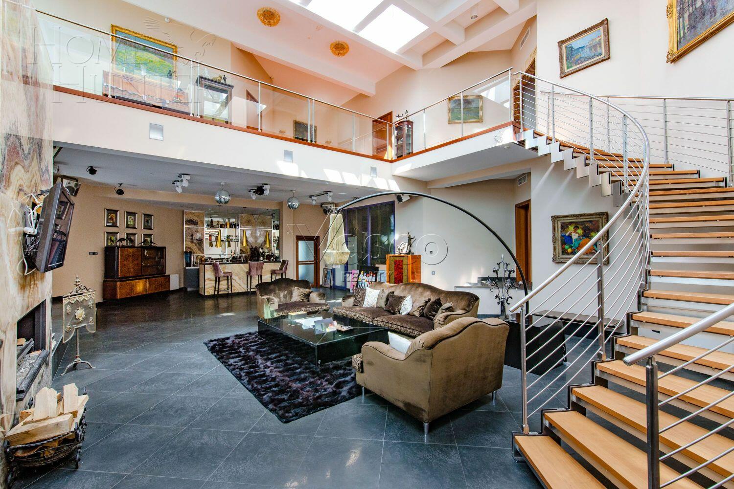 3-этажный коттедж 2 400 м² с отделкой