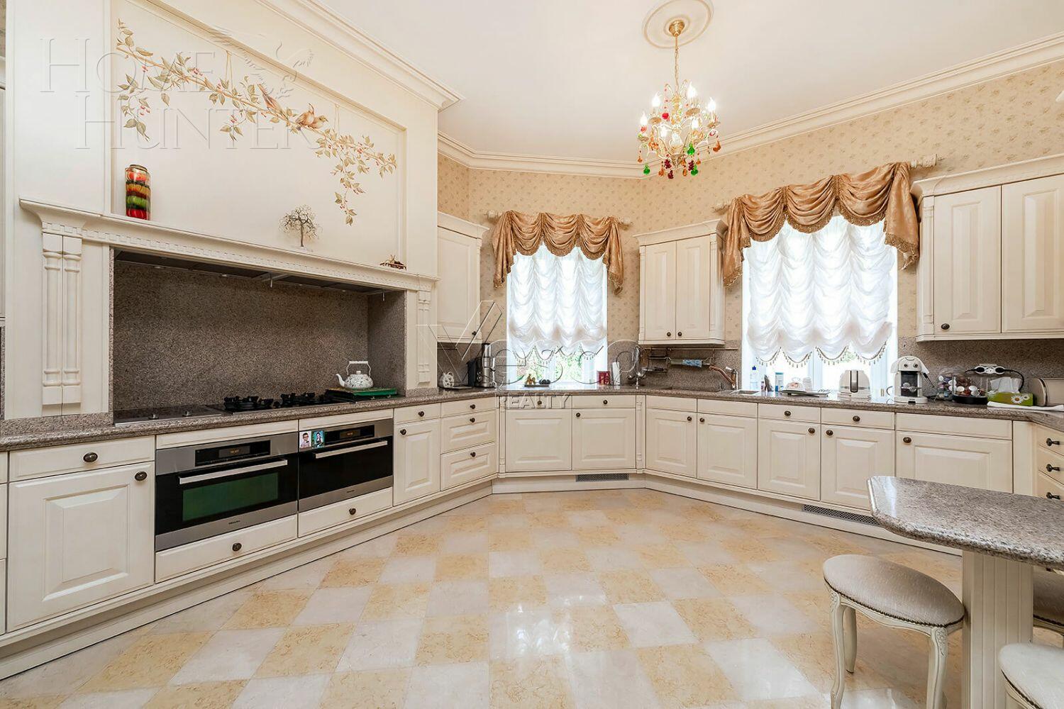 3-этажный коттедж 1 800 м² с отделкой