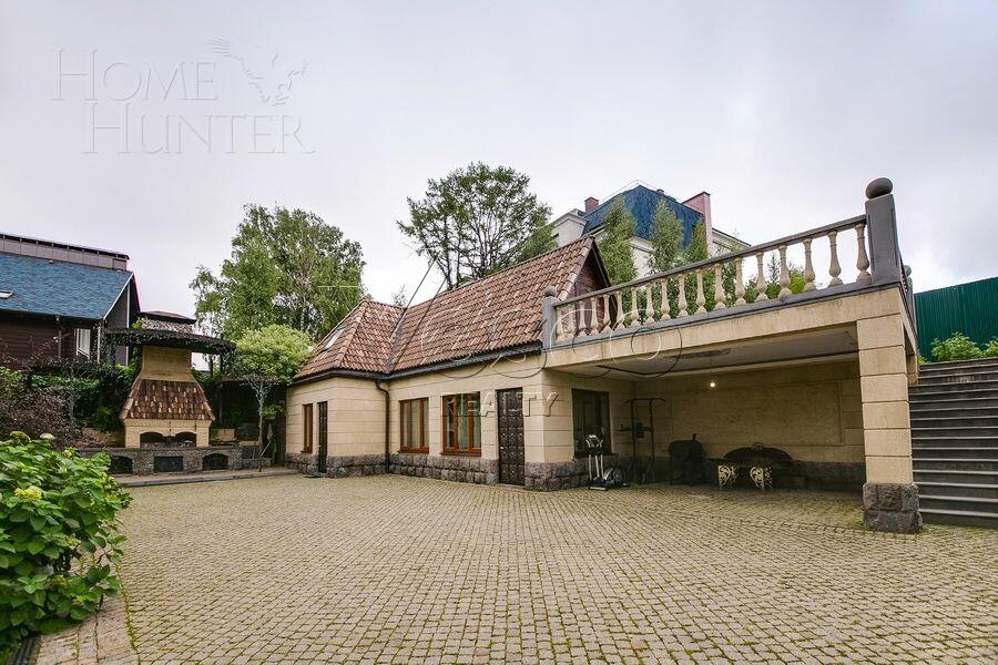 3-этажный коттедж 1 200 м² без отделки