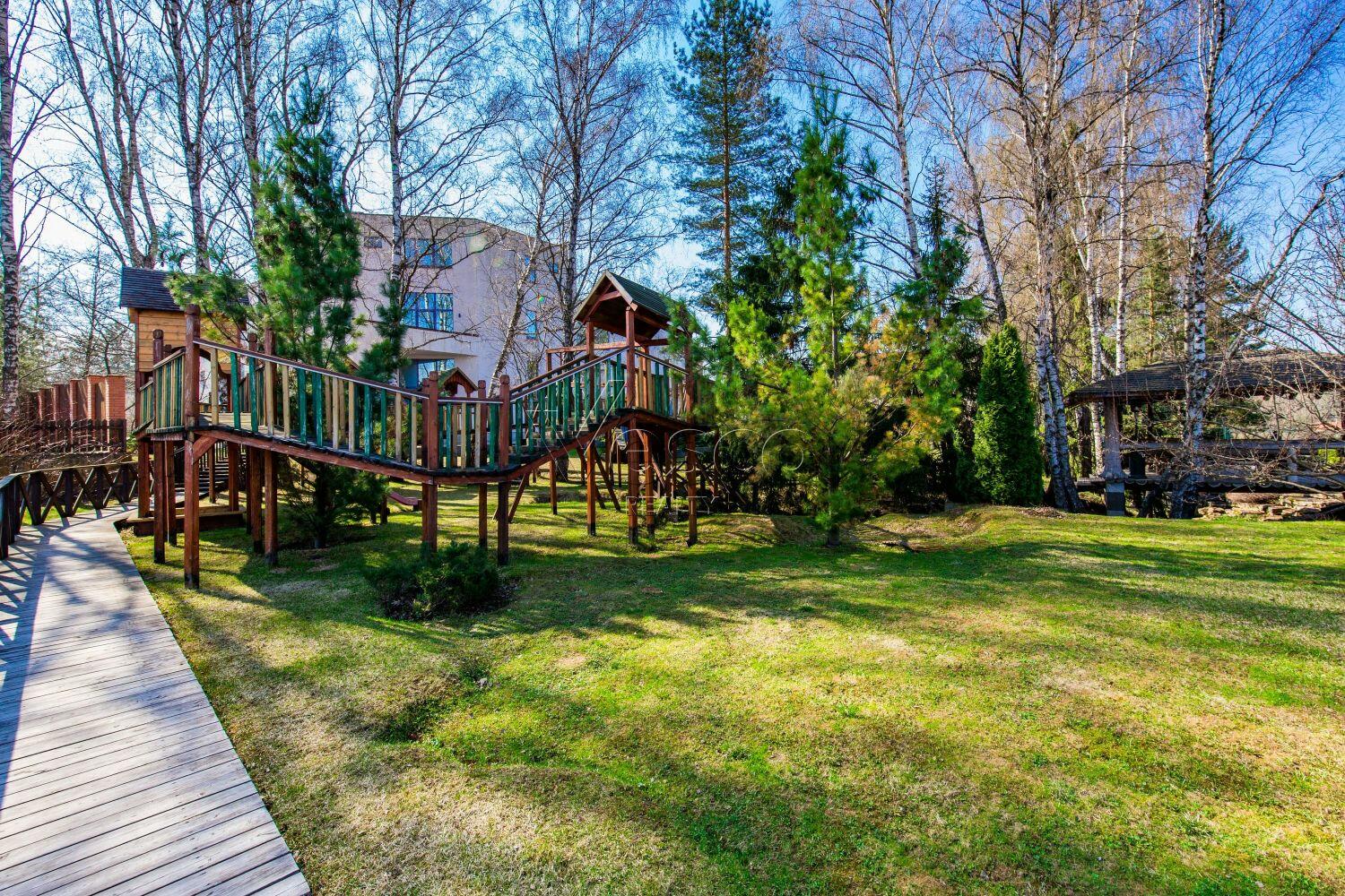 3-этажный коттедж 2 400 м² с отделкой